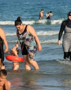 Pháp: Bùng nổ tranh cãi về lệnh cấm burkini