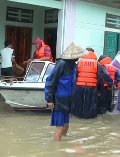 Cứu trợ người dân vùng lũ Nam Trung Bộ