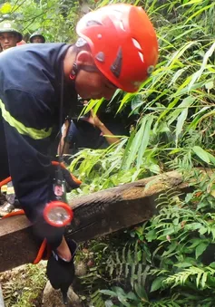 Đưa thi thể một nạn nhân của vụ mắc kẹt trong hầm vàng ra ngoài