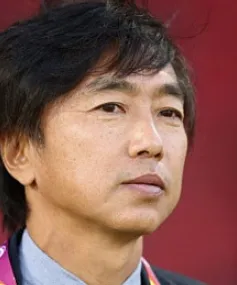 Từ chuyện Van Gaal, ngẫm về Miura và bóng đá Việt