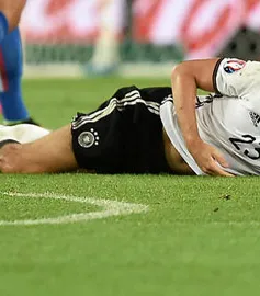 Hàng loạt ngôi sao nguy cơ vắng mặt ở bán kết EURO 2016
