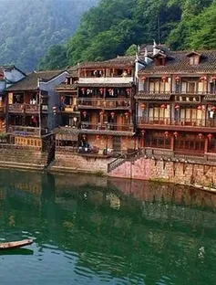 Lặng người với vẻ đẹp rêu phong của Phượng Hoàng cổ trấn