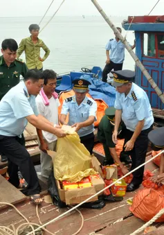 Quảng Ninh: Bắt giữ gần 2 tấn pháo lậu trên tàu gỗ