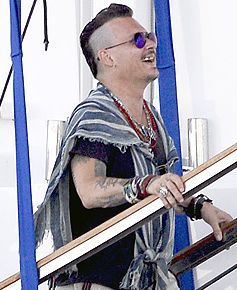 Johnny Depp tươi phơi phới tại thiên đường Ibiza