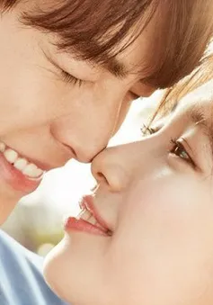 Bạn gái Lee Min Ho thân mật quá mức với mỹ nam Kim Woo Bin