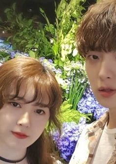 Vợ chồng Goo Hye Sun khoe ảnh sau đám cưới