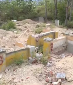 Hàng trăm người dân phẫn nộ vì mộ người thân bị đào bới