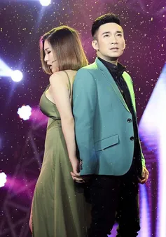 Hương Tràm và Quang Hà tình tứ tay trong tay trên sân khấu