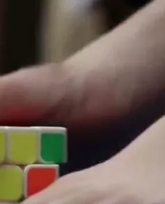 Thi xoay rubik bằng… chân