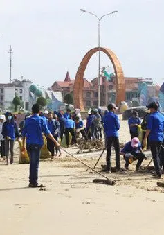 Tuổi trẻ Nghệ An ra quân làm sạch biển sau lũ