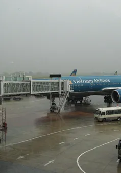 Vietnam Airlines tạm dừng 6 chuyến bay đến Hà Nội do bão