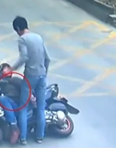 Trung Quốc: Tài xế hạ gục tên trộm điện thoại ngay trên xe