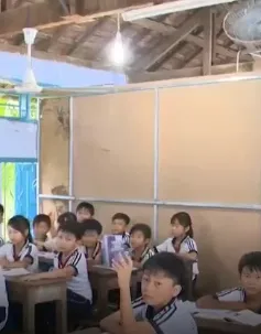 Thiếu phòng học, học sinh phải học trong... kho lúa