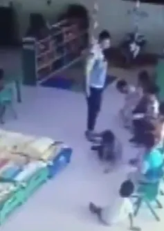 2 giáo viên Trung Quốc đánh, đạp liên tiếp học sinh mẫu giáo