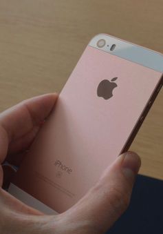 Cận cảnh “đập hộp” chiếc iPhone SE vàng hồng đầu tiên trên thế giới