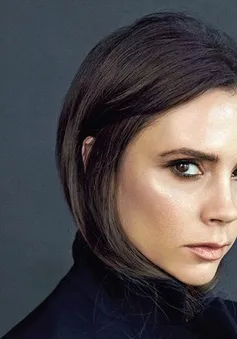 Victoria Beckham "thôi miên" bằng ánh nhìn lạnh lùng