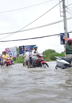 Triều cường dâng cao tại TP.HCM, nhiều tuyến đường bị ngập