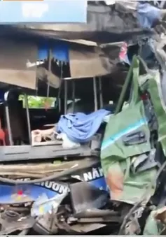 Đồng Nai: Xe khách Thành Bưởi tông gãy trụ điện rồi lật nhào