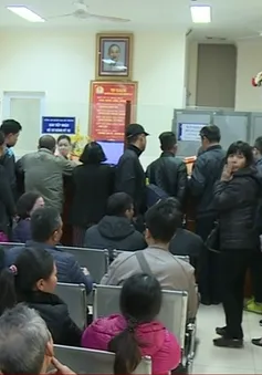 Người dân Thủ đô nườm nượp đăng ký sang tên đổi chủ xe máy