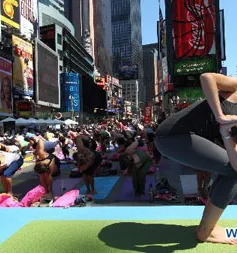 Người Mỹ tập Yoga đón ngày Hạ chí