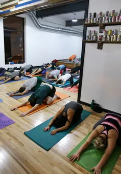 Trào lưu tập Yoga bia tại bang Floria, Mỹ