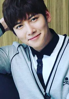 Ji Chang Wook tự hào về bờ vai rộng quyến rũ