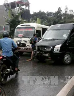 Tuyên Quang: Ô tô con đối đầu xe khách, 5 người bị thương