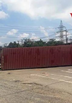 Hà Nội: Vào cua gấp, xe container lật nhào, tài xế thoát chết