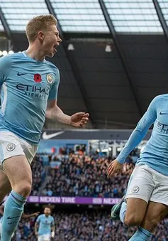 Man City hạ gục Arsenal nhờ 2 bàn thắng gây tranh cãi