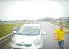 Clip: Lái xe taxi đi ngược chiều, lấy hung khí định đánh người