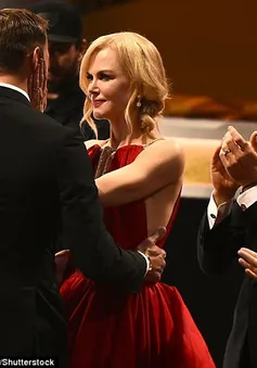 Emmy 2017: Nicole Kidman hôn môi chúc mừng bạn diễn trước mặt chồng