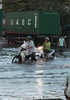 Mưa kéo dài 2 giờ, hàng loạt tuyến đường tại TP.HCM ngập sâu