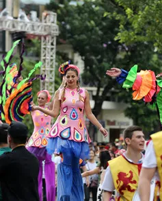 Phố đi bộ Hồ Gươm sôi động lễ hội Carnival bất chấp mưa gió