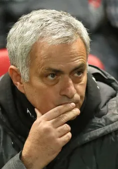 Mourinho "mếu máo" vì cánh phải Man Utd