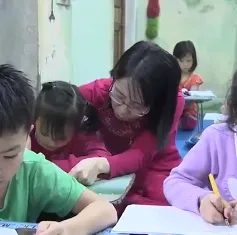 Lớp học miễn phí dành cho học trò nghèo của cô giáo khuyết tật