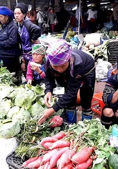 Thong dong dạo bước chợ phiên phố núi Sa Pa