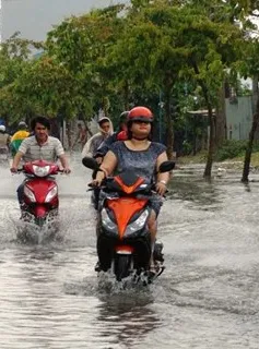 Mưa trái mùa tiếp tục gây ngập tại TP.HCM