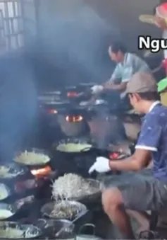 An Giang: Bánh xèo chay miễn phí cho hàng nghìn người ăn