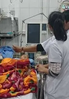 Nhiều nạn nhân vụ sập lan can trường tiểu học đang mê man