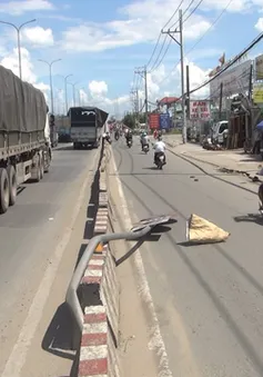 TP.HCM: Cột biển báo giao thông quật trúng người đi đường gây thương tích nghiêm trọng