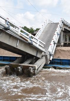 Sập cầu ở Cà Mau: 2 nạn  nhân được chuyển lên Bệnh viện Chợ Rẫy