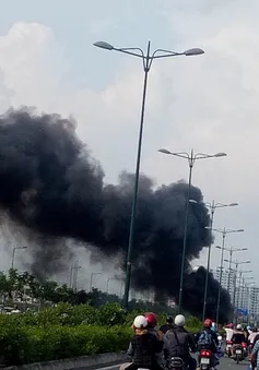 TP.HCM: Xe máy chở can xăng cháy ngùn ngụt trên đại lộ