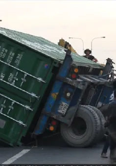 TP.HCM: Thùng container lật ngang cầu, giao thông tê liệt