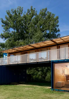 Khách sạn độc đáo được "hô biến" từ ba chiếc container