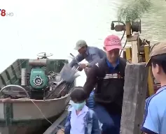 Những chuyến ca nô đưa học sinh qua sông mùa lũ