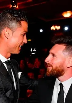 Ronaldo, Messi tay bắt mặt mừng tại Lễ trao giải FIFA The Best 2017