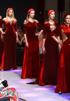 Áo dài dát vàng – điểm nhấn thú vị tại NewYork Couture Fashion Week