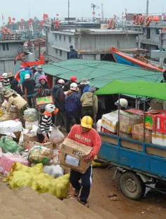 Đưa hàng Tết ra đảo Lý Sơn