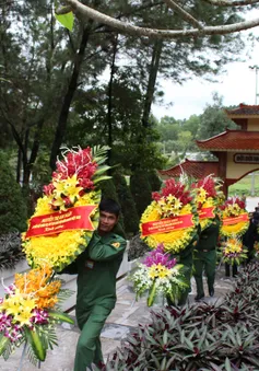 Đoàn Văn phòng Quốc hội dâng hương tại nghĩa trang liệt sỹ ngã ba Đồng Lộc