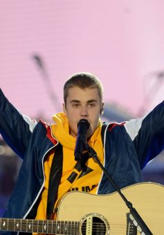 Justin Bieber nén nước mắt, hát về nạn nhân vụ khủng bố ở Anh